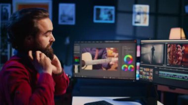 Bağımsız yapım şirketi için çalışan video editörü, müzik, diyalog, grafik ve efektleri ham görüntüler üzerine yerleştirmeden önce kamera galerisindeki görüntüleri kontrol ediyor, son proje için klipleri düzenliyor