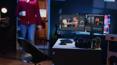 Video düzenleyici, PC üzerinde özel yazılım uygulamaları kullanarak, film montajı üzerinde çalışmaya başlıyor. Freelancer elinde bir fincan kahveyle kişisel stüdyoya geliyor.