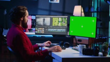 Yaratıcı ofiste renk derecelendirme ve ışıklandırma düzenlemesinden önce yeşil ekran monitöründeki film montajını analiz eden video editörü. Model bilgisayarda ham görüntülerle çalışan bir stüdyo çalışanı gönder