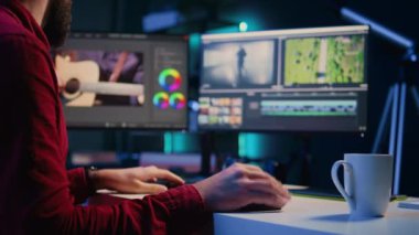 Video editörü, yaratıcı multimedya ajansındaki kusursuz hisse senedi kliplerini düzenliyor. Videograf film parçalarını manipüle ediyor, tamamlanmış projeye kaydedilen görüntüleri birleştiriyor