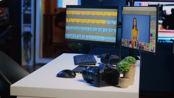 富有创意的工作室服务台 拥有电脑屏幕上的图像处理软件接口 图形平板电脑和专业相机 拍摄全景 计算机显示器上显示的图像编辑程序 — 图库视频影像
