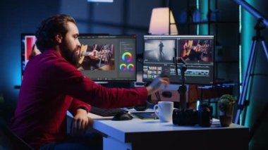 Video düzenleyici içerik yaratıcısı telefondaki kayıt düğmesine basıyor, profesyonel olarak görüntü bölümlerini kırpma konusunda özel ders çekiyor. Videograf çevrimiçi izleyicilere klipleri birleştirmeyi öğretiyor