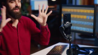 Yeni başlayanlar için temel fotoğraf kurgu tekniklerini kaydetmek için fotoğrafçı tarafından kullanılan cep telefonu. Serbest Çalışan, grafik tabletin nasıl kullanılacağı üzerine eğitim veriyor, kapatıyor