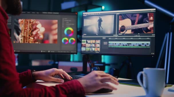 Video Editor Předvádí Své Zkušenosti Speciálními Efekty Editací Softwarových Balíčků — Stock video
