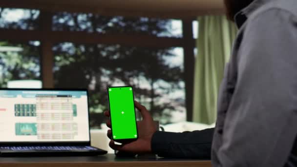 Ondernemer Houdt Smartphone Met Greenscreen Sjabloon Terwijl Hij Onderzoekt Global — Stockvideo