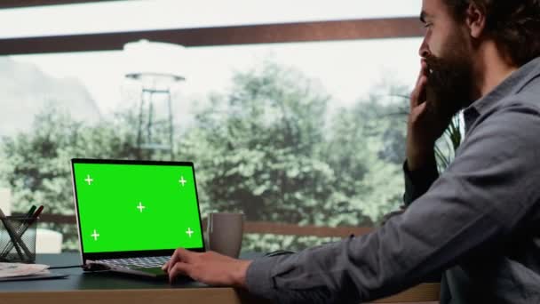 부유한 산업주의자는 노트북에 스크린 디스플레이를 산에서 자신의 우아한 속성에서 긴장을 — 비디오