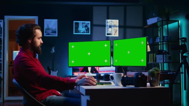 Freelancer Arbetar Mockup Multi Monitorer Setup För Digital Portfölj Visar — Stockvideo