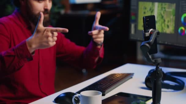 Criador Conteúdo Vídeo Vivo Usando Smartphone Conversando Com Público Sobre — Vídeo de Stock