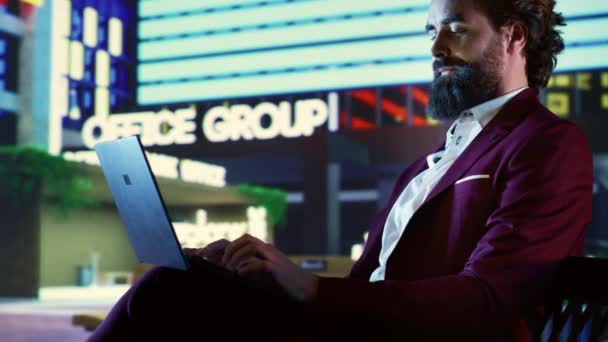 Succesvolle Investeerder Werkt Laptop Buiten Het Centrum Van Stad Met — Stockvideo