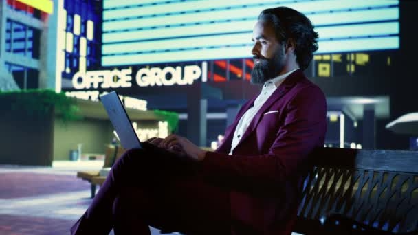 Rijke Zakenman Navigeert Online Multinationale Bedrijfswinst Controleren Werken Laptop Inkomsten — Stockvideo