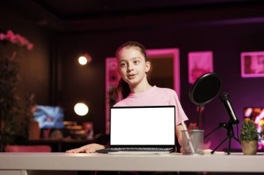 Genç internet şovu sunucusu, boks içerikli olmayan dizüstü bilgisayar yapımı için markalı ortaklar tarafından destekleniyor. Çocuk pazarlamayı etkiliyor, izole ekran ürünü yerleştirme yapıyor.