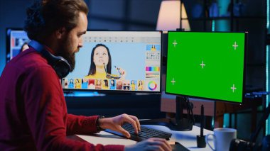 Yeşil ekran monitörü kullanarak bağımsız yapım şirketinde çalışan fotoğraf editörü. Fotoğrafçı, masaüstü bilgisayarındaki aşırı pozlanmış resimlerde beyaz dengeyi ayarlıyor
