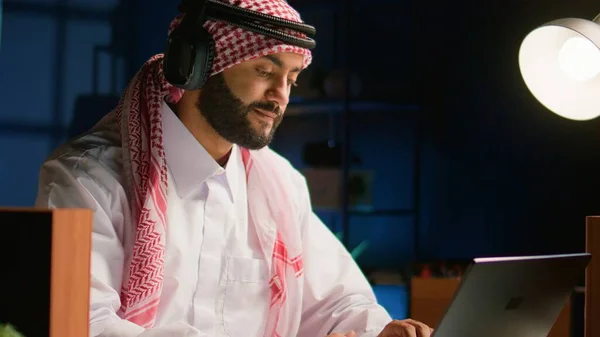 Empleado Árabe Con Auriculares Inalámbricos Que Trabajan Desde Oficina Sala — Foto de Stock