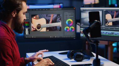 Fotoğrafçı cep telefonunu tripod dengeleyicisinde kullanarak yeni başlayanlar için temel fotoğraf düzenleme tekniklerini ve internet üzerinden satış tekniklerini kaydediyor. Freelancer fotoğraf çekimi ayarlaması özel ders, kapat