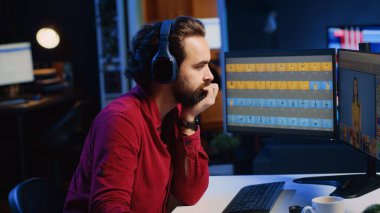 Dijital multimedya şirketinin içerik yaratıcısı post prodüksiyon yazılımıyla resimleri işliyor. Fotoğraf editörü reklam kampanyası ve grafik tablet üzerinde rötuş için en iyi editör fotoğraflarını seçti