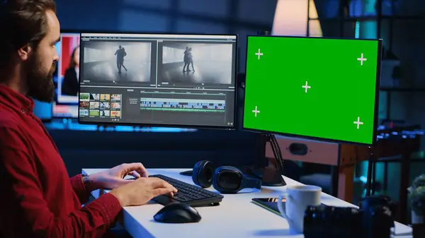 视频编辑器使用绿色屏幕Pc监视器对无人机拍摄的镜头段进行修剪 录像制作者剪接影片片断 用计算机模拟显示专业软件编辑它们 — 图库照片