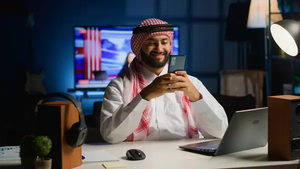 Uomo Arabo Casa Salotto Digitando Messaggi Smartphone Persona Musulmana Possesso — Foto Stock