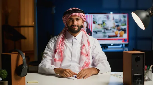 Ritratto Uomo Arabo Sorridente Che Presta Attenzione Nella Teleconferenza Webinar — Foto Stock