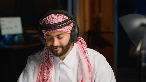 Impiegato Arabo Con Cuffie Wireless Entusiasta Lavorare Dall Ufficio Appartamento — Foto Stock