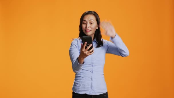カメラのビデオコール接続でフィリピンのモデル波 スマートフォンウェブカムで遠隔テレコネレーション通話で人々と話す ディスカッションのためにビデオ会議ネットワークを使用するアジアの女性 — ストック動画