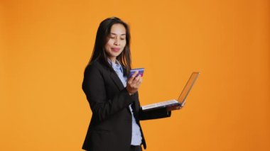 Modern bilgisayarda kıyafet siparişi veren şık bir insan. Stüdyoda elektronik işlem yapmak için banka kartını kullanıyor. Alışveriş oturumu için internet sitesinde bankacılık bilgilerini yazan genç bir kadın.