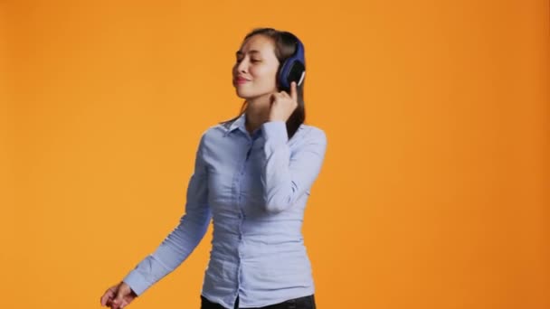 Šťastný Člověk Poslouchá Hudbu Sluchátkách Tancuje Kameře Baví Rozhlasovými Songy — Stock video