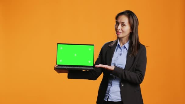 Osoba Biznesowa Trzyma Laptopa Zielonym Ekranem Przed Kamerą Pokazując Pusty — Wideo stockowe