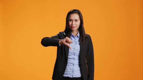 Asiatisk Anställd Visar Motbjudande Tecken Framför Kameran Presenterar Tummen Ner — Stockvideo