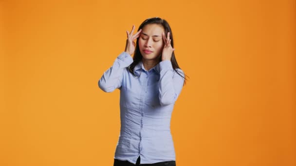 Asiático Adulto Joven Sufre Migraña Dolorosa Estudio Frotando Las Sienes — Vídeos de Stock