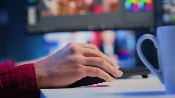 コンピュータの自宅で作業しながら使用するキーフレームを選択するビデオエディタの極端なクローズアップショット マウスを使用してオフィスで映画プロジェクトの映像を編集する男 — ストック動画
