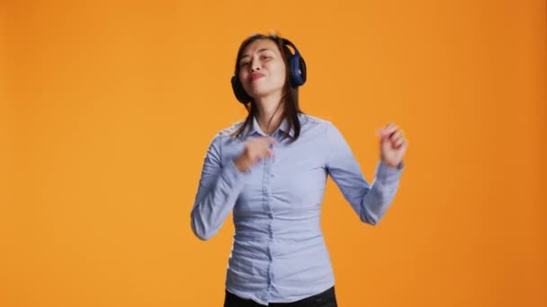 Mulher Funky Ouvindo Músicas Fone Ouvido Gadget Dançando Estúdio Divertindo — Vídeo de Stock