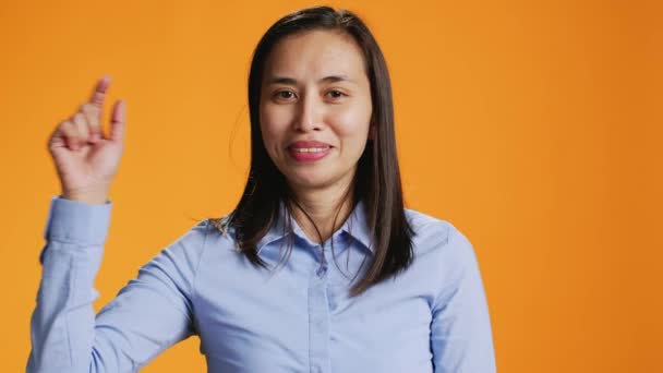 Feliz Asiática Persona Apuntando Con Dedo Cámara Durante Rodaje Mujer — Vídeo de stock