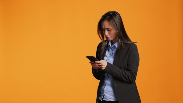 亚洲商人在工作室用智能手机应用发短信 在社交媒体网络上忙着发短信 青少年使用流动设备发送短消息进行远程通讯 — 图库视频影像