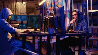Hackerların gizli bilgisayarlara kod satırları yazıp güvenlik sistemlerini geçmek için tüm yöntemleri denediklerini gösteren görüntüler. Profesyonel dolandırıcılar aygıtları hackleyebilecek betikler oluşturuyorlar