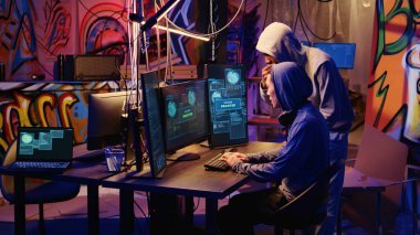 Gizli üsteki hackerlar, şirketlerin ürünlerini korumak için uyguladığı kurcalama karşıtı tedbirleri başarıyla geçtikten sonra heyecanlandılar. Crackers yazılım ve video oyunu sürümlerinden sonra mutlu