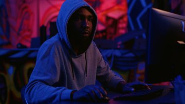 Gizli karanlık odada bilgisayar üzerinden kod satırları yazan bir bilgisayar korsanı. Güvenlik sistemlerini aşan bir virüs geliştiriyor. Şeytani geliştirici gizli sığınakta bilgisayar kullanır, hack betiği çalıştırır