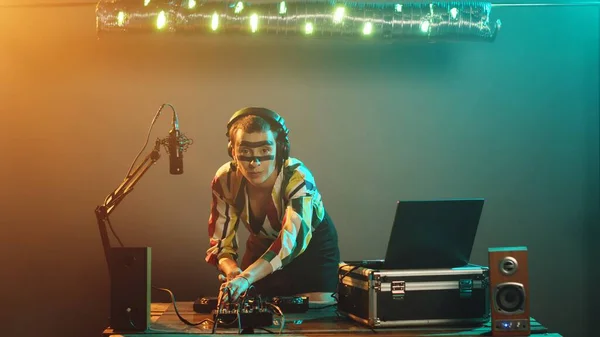 Artista Mujer Mezclando Canciones Techno Botones Audio Divirtiéndose Con Tocadiscos — Foto de Stock