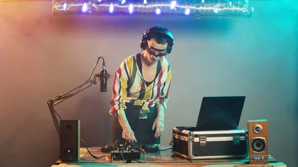 Performer Het Maken Van Techno Muziek Control Knoppen Het Dragen — Stockfoto