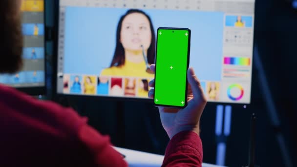 摄影师观看关于模拟手机的教学 以学习如何专业地提高图像质量 图片编辑器遵循绿色屏幕智能手机指南关于使用重排软件 — 图库视频影像