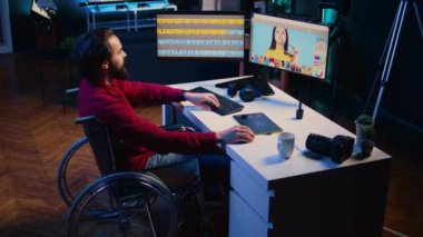 Tekerlekli sandalyedeki fotoğraf editörü kişisel stüdyodaki fotoğrafları düzeltiyor. Locomotor engelli Freelancer Yazılım rötuşlama kullanarak editoryal içerik için en iyi resimleri seçiyor