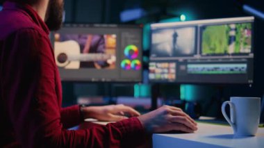 Müzik, diyalog, grafik ve efektleri ham görüntüler üzerinde kullanan bağımsız bir yapım şirketi için çalışan video editörü. Yaratıcı multimedya kurgu kliplerinde kameraman