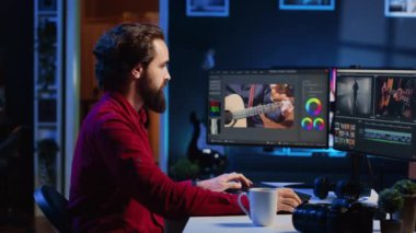 Mutlu video editörünün portresi ham klipleri ve görüntüleri prodüksiyon stüdyosundaki kaliteli videolarda birleştiriyor. Özel yazılım uygulaması ve düzenleme araçları kullanan kameraman