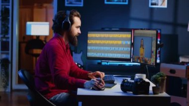 Resim düzenleyicisi resim ışıklandırması ve renk dengesini düzenlemek için grafik tablet kullanıyor, görsel olarak çekici son ürünü sunuyor, müzik dinliyor. Kulaklık takan serbest çalışan fotoğraflara göz atan biri.