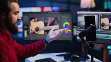 Fotoğrafçı cep telefonunu tripod dengeleyicisinde kullanarak yeni başlayanlar için temel fotoğraf düzenleme tekniklerini ve internet üzerinden satış tekniklerini kaydediyor. Freelancer fotoğraf çekimi ayarlaması özel ders, kapat