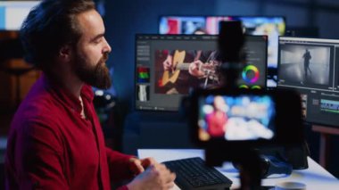 Ham görüntülerin nasıl parlatılacağı konusunda video editörleri tarafından kullanılan kayıt ekipmanları, kapatın. Modern kurgu tekniklerini kaydetmek için kameraman tarafından kullanılan profesyonel kamera.