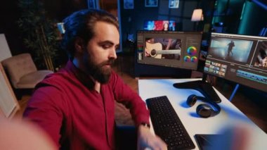 Videograf, video projeleri için görsel efektler yaratmak için yazılımın nasıl kullanılacağı üzerine özel ders almak için selfie kamerasını kullanıyor. Uzman izleyicilere prodüksiyon tekniklerini kullanmayı öğretiyor, POV çekimi