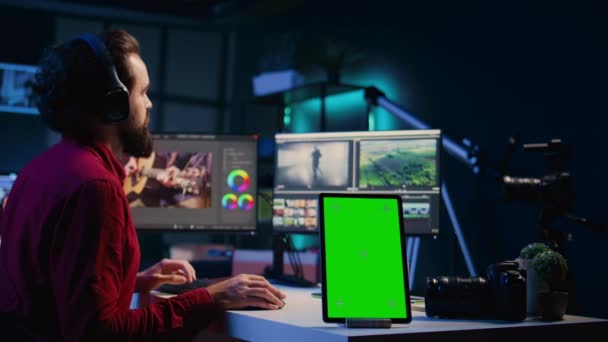 Stüdyodaki Yeşil Ekran Tableti Video Editörünün Yanında Kayıtlı Stok Kliplerini — Stok video