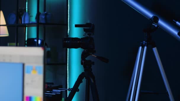 Equipamento Câmera Profissional Vazio Azul Neon Iluminado Estúdio Fotografia Criativa — Vídeo de Stock