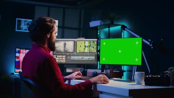 Video Editor Using Editing Software Green Screen Monitor Upgrade Footage — Stock Video