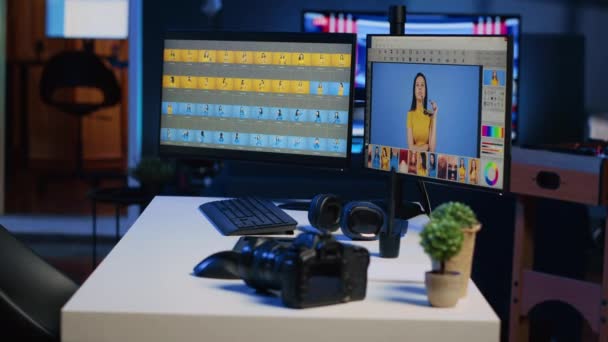 Freelancer Personal Studio Schreibtisch Mit Computerbildschirmen Für Fotobearbeitung Grafik Tablet — Stockvideo